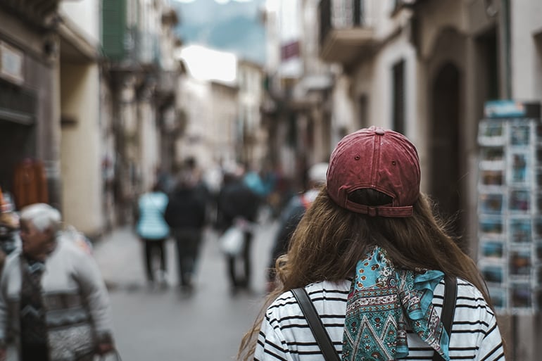 Letter of invitation in Spain a girl walking