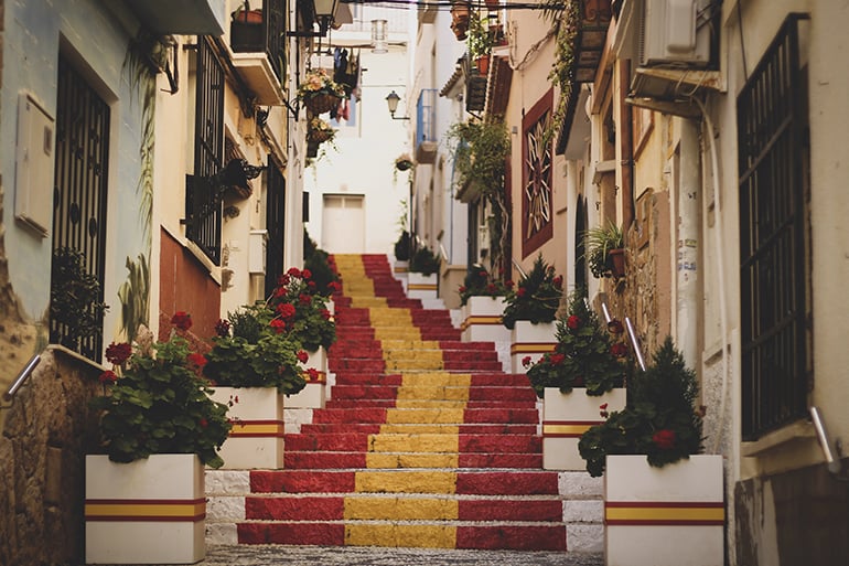 how to qualify for Spanish permanent residency