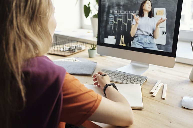 spanish vocabulary girl watching a video in her computer