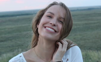 CABECERA- Mujer joven rubia primer plano sonriendo dientes blancos