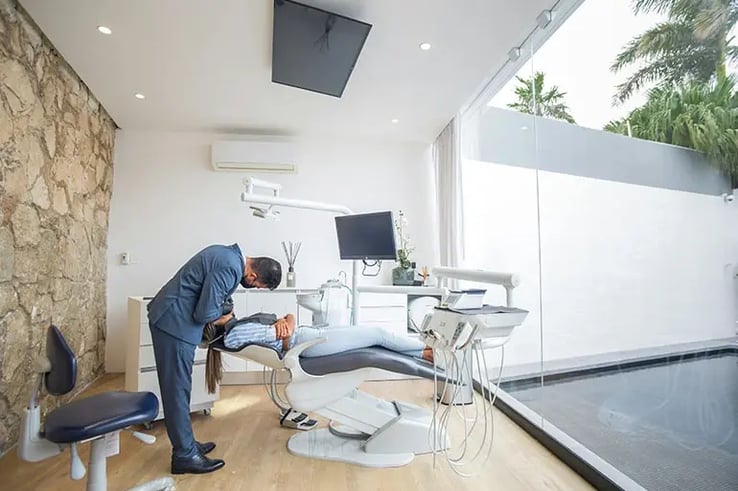 CUERPO2__Dental_services_for_free_with_Caser_Expat_Insurance_webp