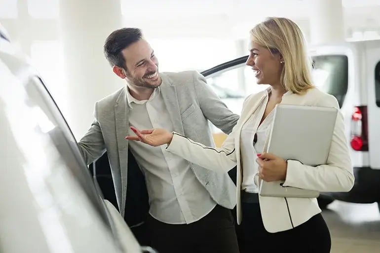saleswoman discussing car insurnace quotes in spain to a customer