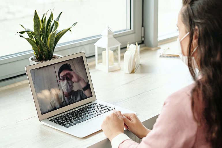 girl working online in social security in Spain 