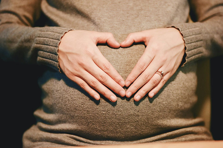 woman pregnant through types of artificial insemination