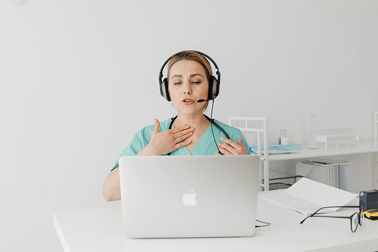worker explaining the benefits of virtual healthcare