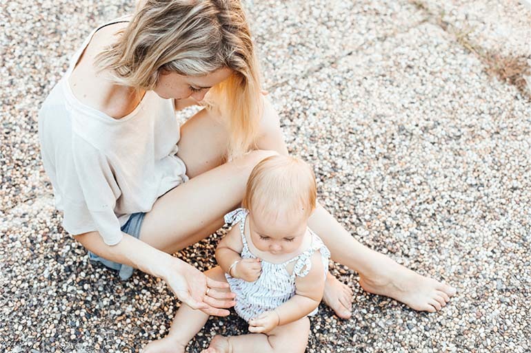 mother with daughter thinking about mental health and pregnancy coverage in Spain