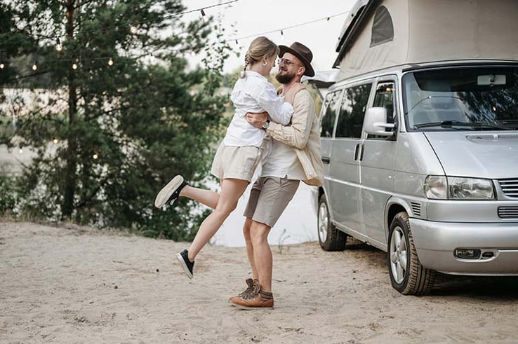 couple making an insurance claim on their car