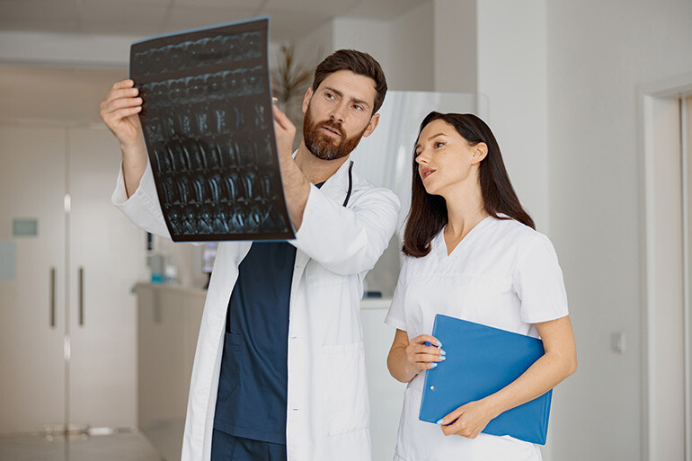 doctors looking at how much does an MRI cost without insurance