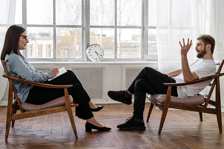 two people discussing Healthcare in Spain for EU citizens