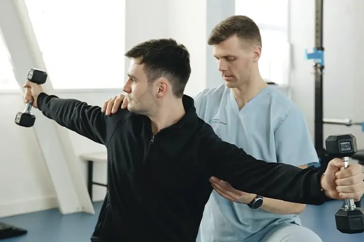 A man after knowing the 4 reasons to go to physical therapy for an injury.