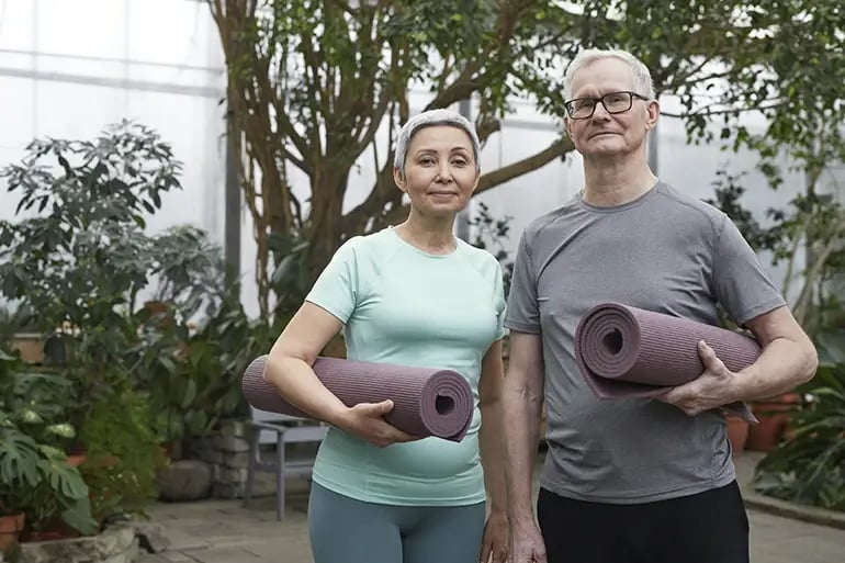 Two retirees living worry-free after getting their retirement health insurance plans.