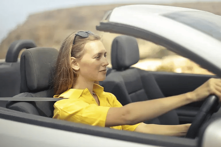 A girl traveling after getting her car insurance in Spain online.