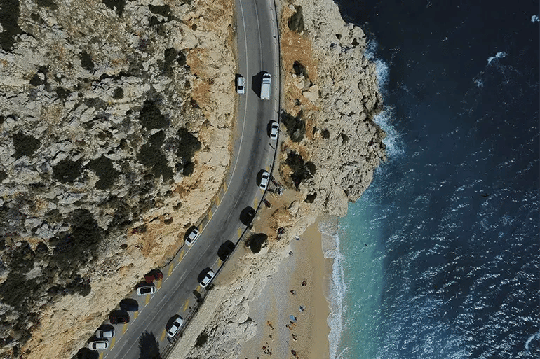 Cars that have followed the Essential Guide to Spanish Road Rules and respect traffic regulations.