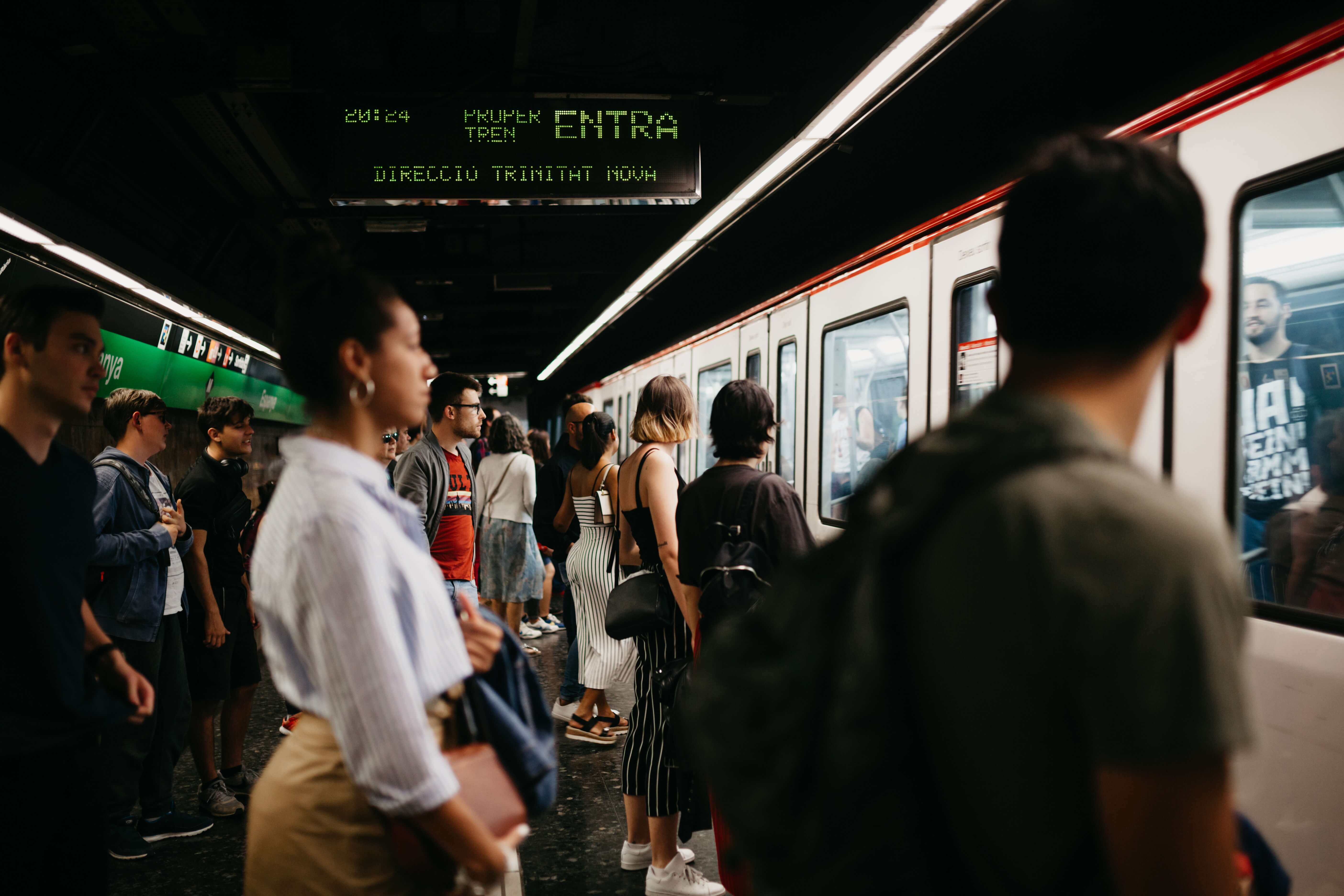 barcelona metro prices and crowds