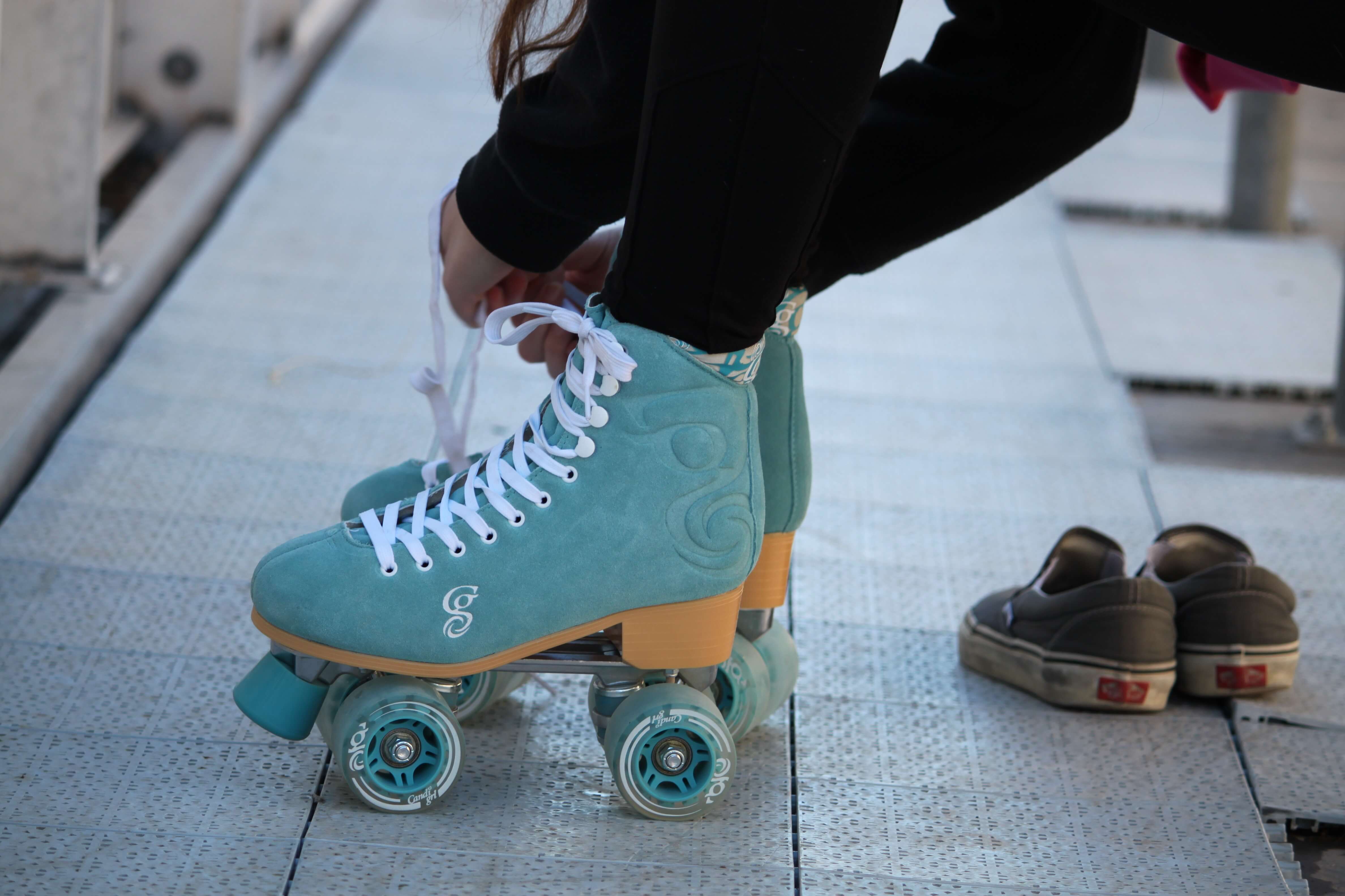 Ноги в роликовых коньках. Rollerblade macroblade 90. Кататься на роликовых коньках. Кататься на роликовых коньках. Катание на роликах дети.