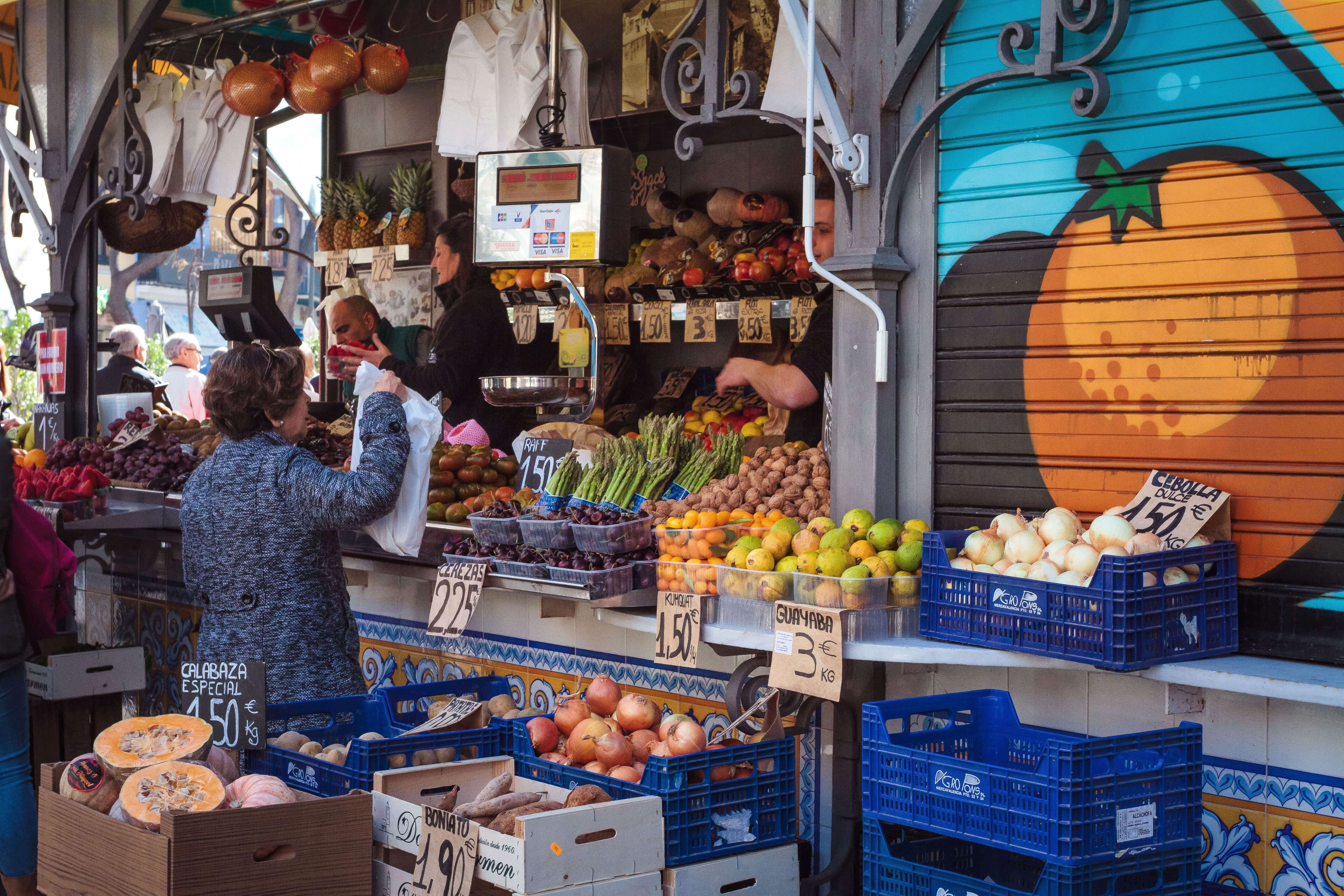 cost of living in valencia for buying fruits and vegetables is low