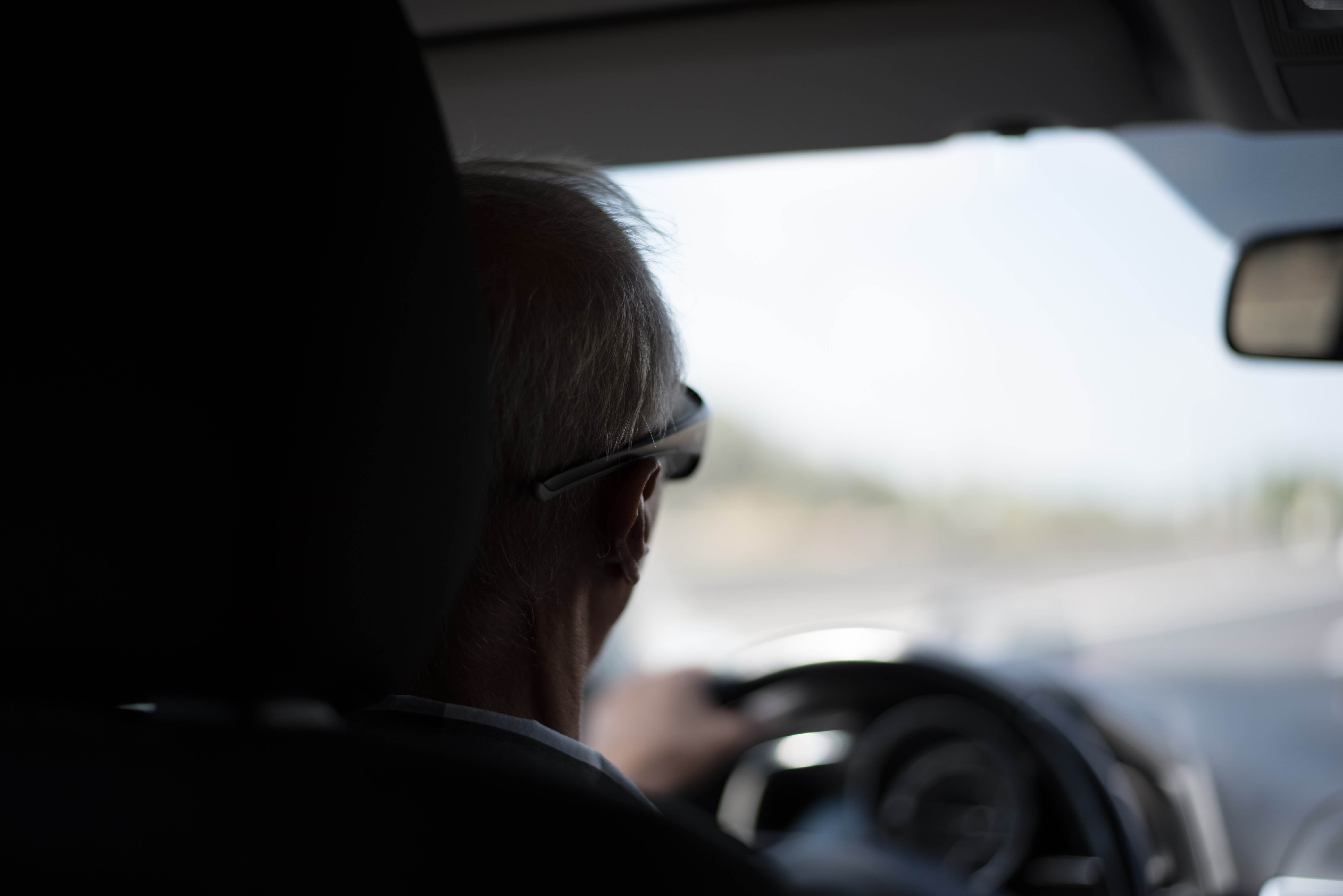 older man driving in spain with a us license