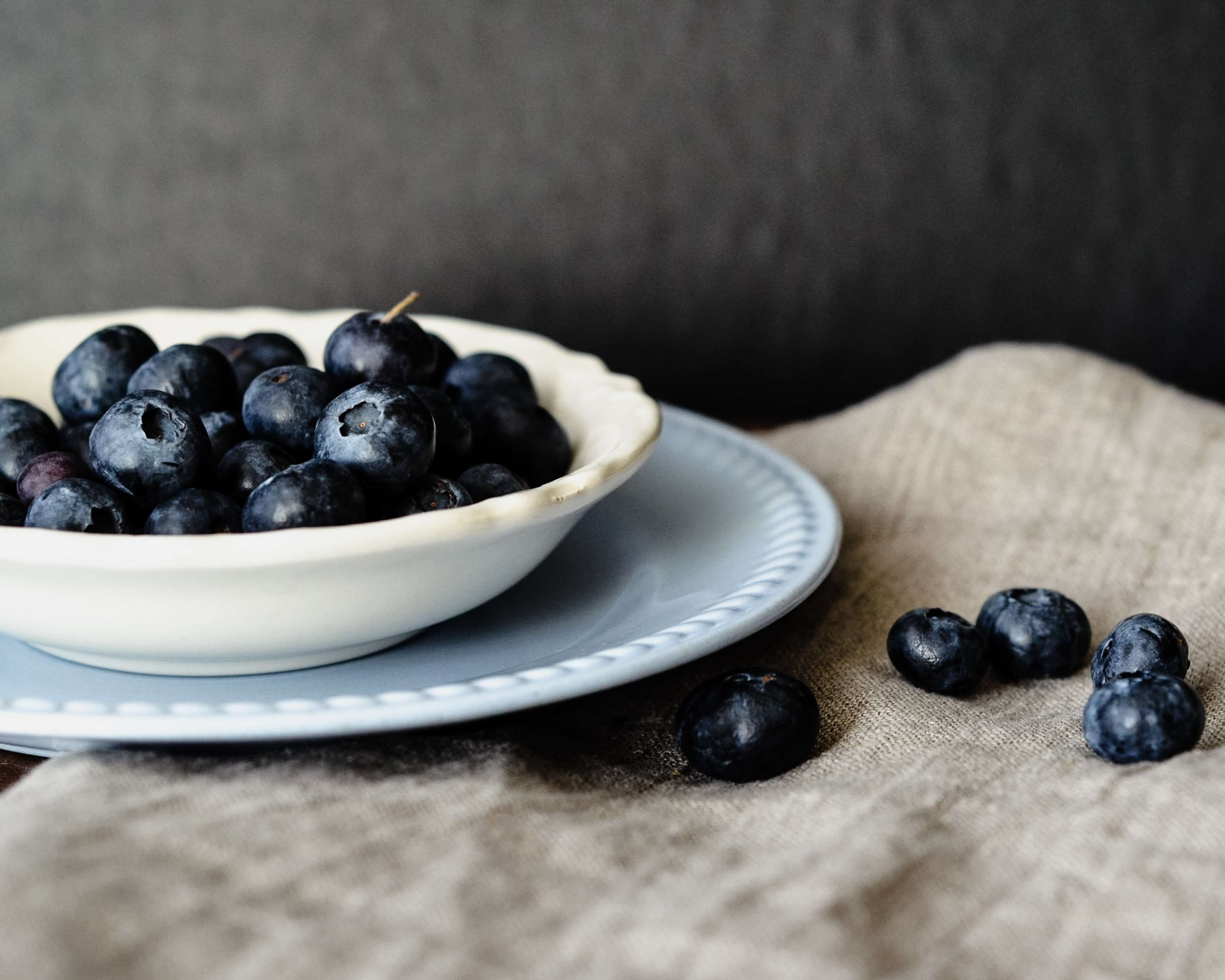 berries like blueberries are low calorie foods