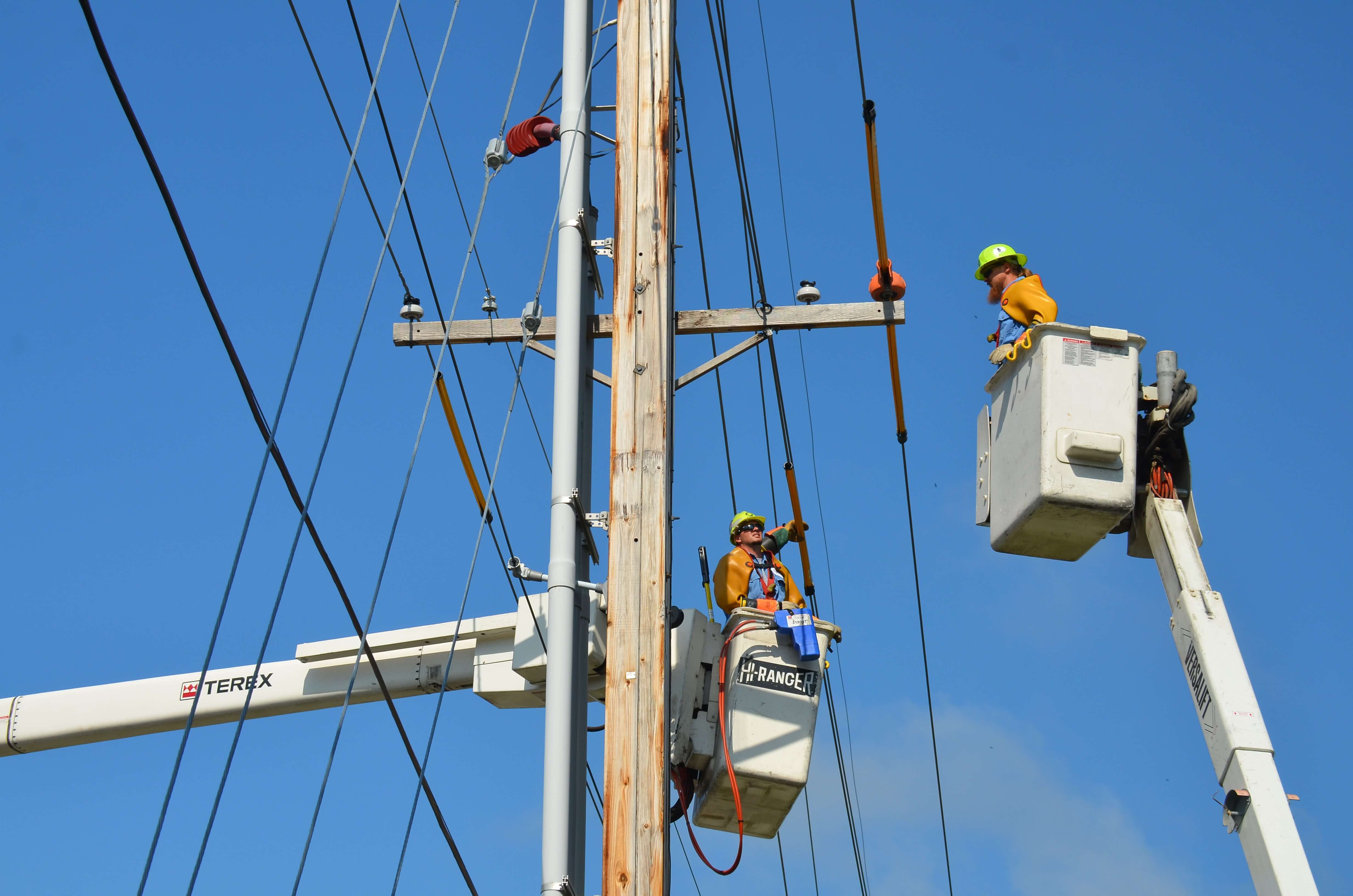 repairing a pole for spain electricity prices