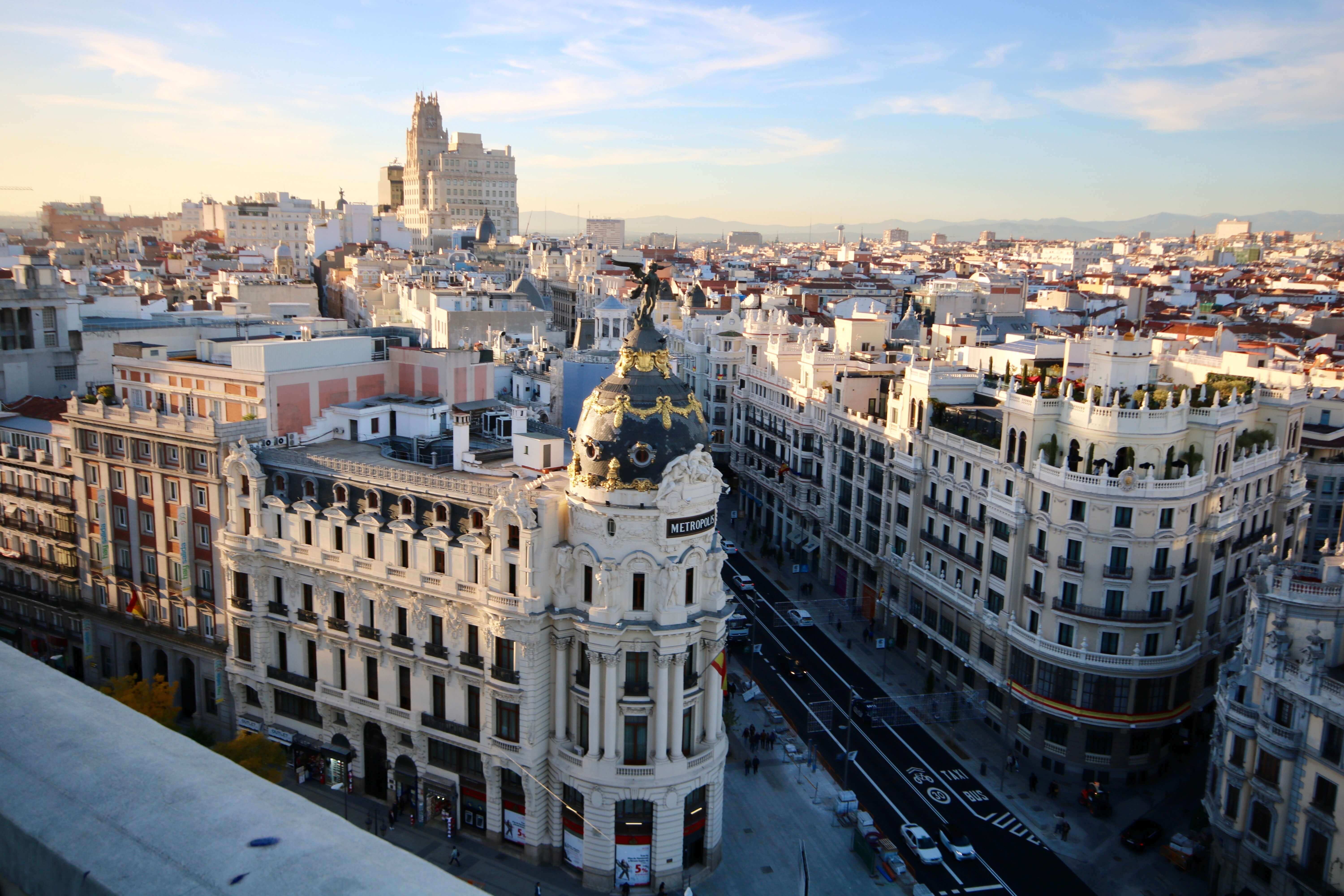 Мадрид погода сегодня. Улица Гран ВИА Мадрид. Мадрид столица Испании. Мадрид столица Испании фото. Столица Испании Мадрид или Барселона.