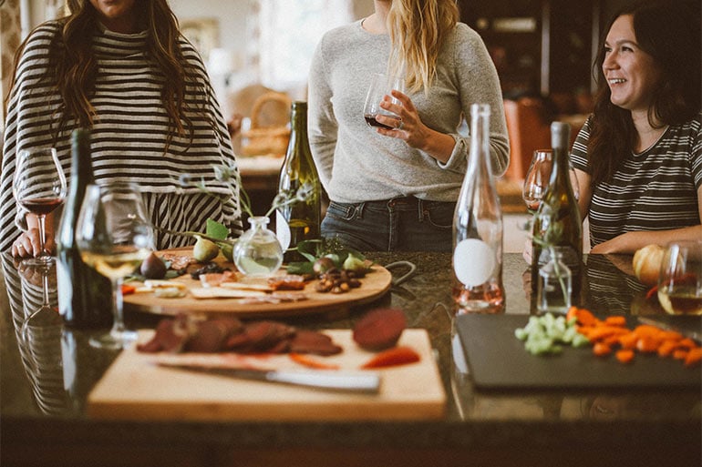 make friends when moving to Valencia by taking a cooking class