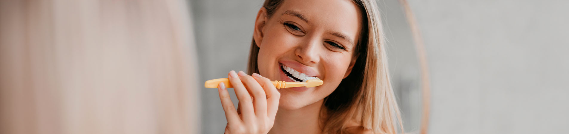 girl brushing her eeth to prevent damages tooth enamel