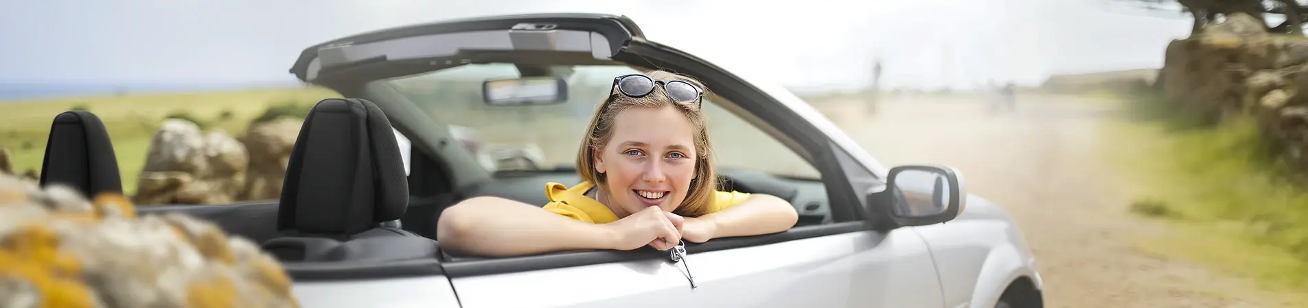A happy girl after getting her car insurance in Spain online.