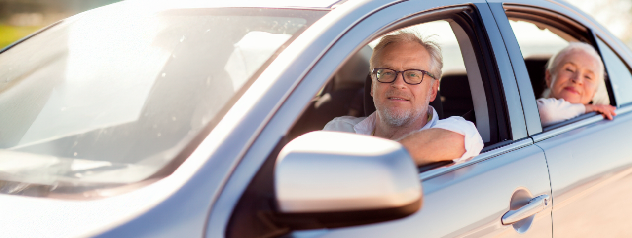 caser-auto-older-couple-in-car-in-spain-desktop